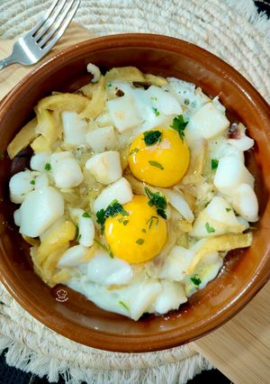 Una foto de Cazuela de sepia encebollada con patatas fritas y huevos