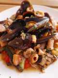 Calamar troceado en salsa con mejillones y base de verduras a la brasa