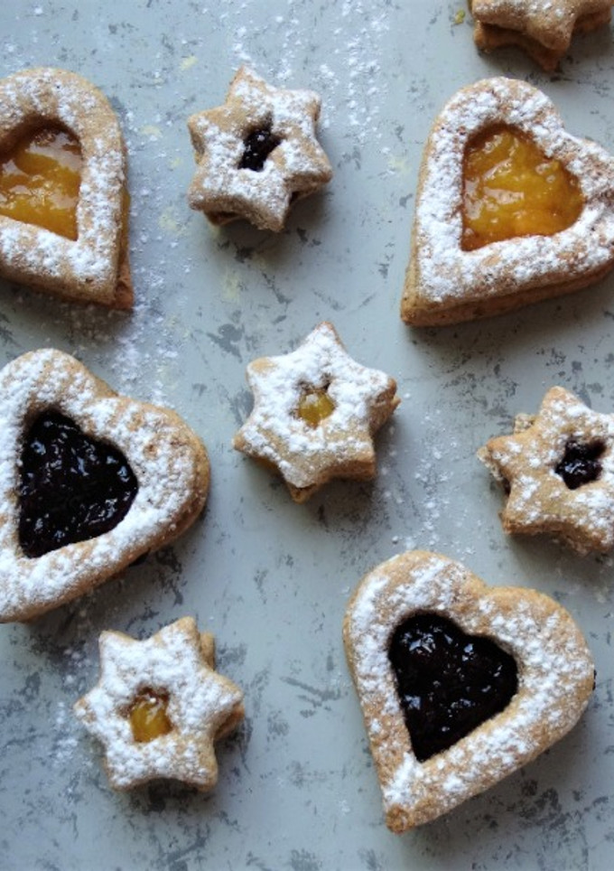 Una foto de Galletas de mantequilla integrales rellenas de mermelada