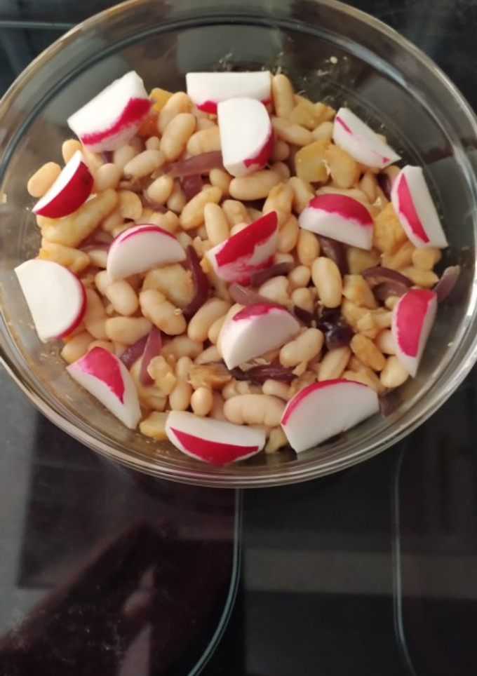 Una foto de Ensalada de judías blancas con bacalao
