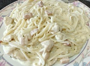 Una foto de Fideos a la crema con pollo y panceta