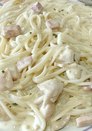Una foto de Fideos a la crema con pollo y panceta
