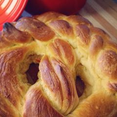 A picture of Neujahrsbretzel (German New Year's Pretzel).