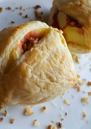 O poză a rețetei Mere în foietaj umplute cu dulceață și nucă.