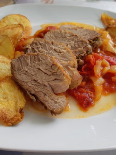 Szűzpecsenye lecsóágyon recept fotója