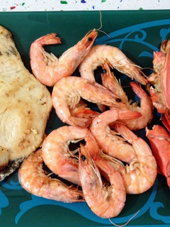 Una foto de Pez espada, langostinos y bogavante a la plancha