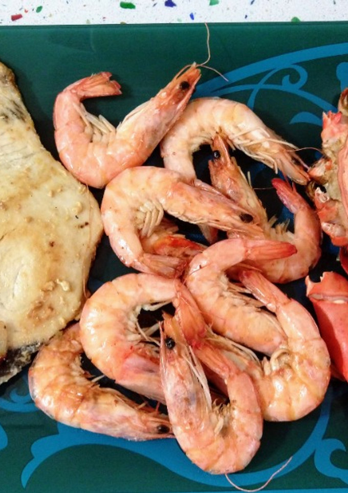 Una foto de Pez espada, langostinos y bogavante a la plancha