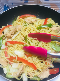 Una foto de Chow Mein con vegetales filetes dePollo !!