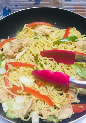 Una foto de Chow Mein con vegetales filetes dePollo !!