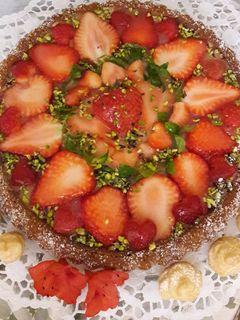 Foto di Crostata morbida alla crema pasticcera e fragole