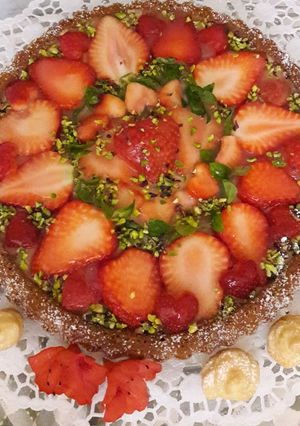Foto di Crostata morbida alla crema pasticcera e fragole
