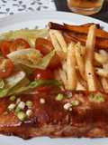 Salmón jerk con chips y ensalada