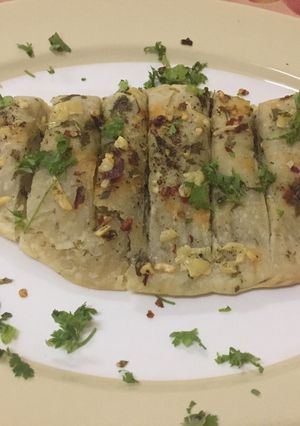 A picture of Dominos style garlic bread in pressure cooker.