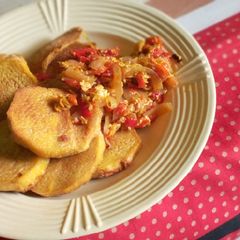 A picture of Fried yam and egg sauce.