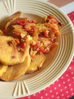A picture of Fried yam and egg sauce.