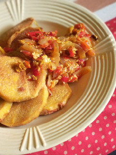 A picture of Fried yam and egg sauce.
