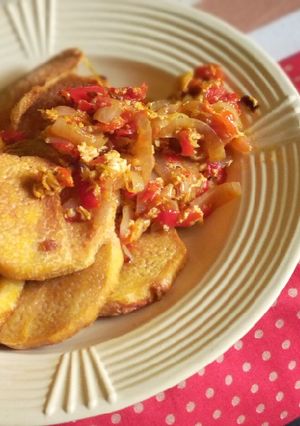 A picture of Fried yam and egg sauce.