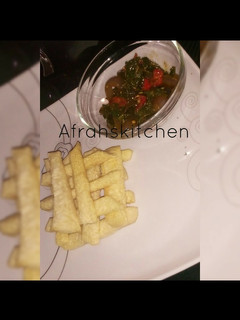 A picture of Fried yam and spinach sauce.