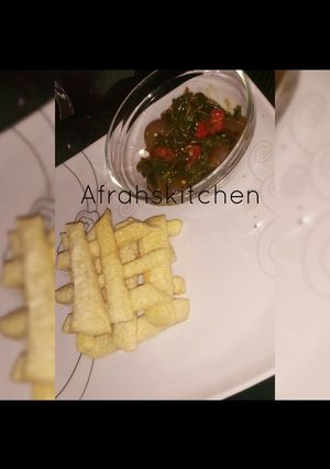 A picture of Fried yam and spinach sauce.