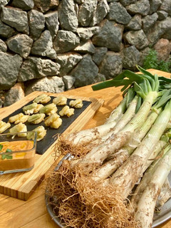 Una foto de Calçots de temporada en tempura