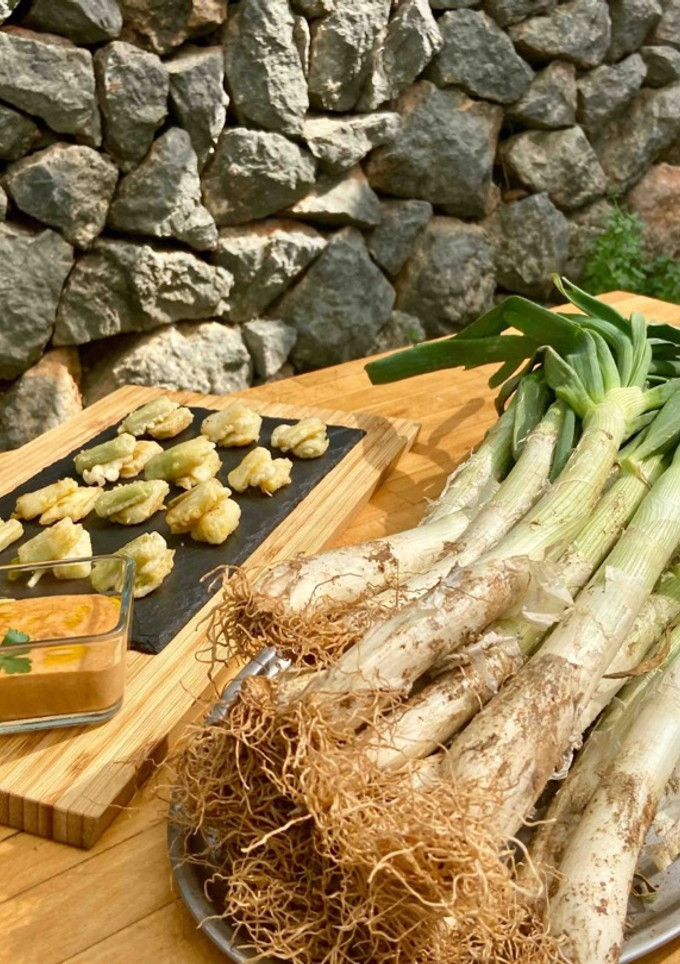 Una foto de Calçots de temporada en tempura
