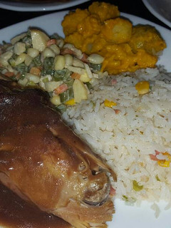 Una foto de Pavo navideño en reducción de vino tinto