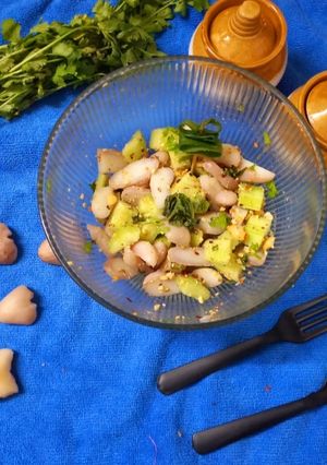 A picture of Water chestnut chaat (singhada).