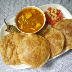 A picture of Aloo matar aur poori.