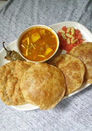 A picture of Aloo matar aur poori.