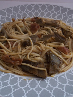 Una foto de Espaguetis con alcachofas y serrano