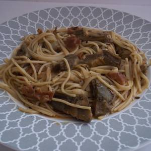 Espaguetis con alcachofas y serrano