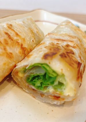 Hình của món Bánh paratha cuộn xà lách & phomai.
