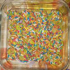 A picture of Bolitas de galletas y chispitas de colores.