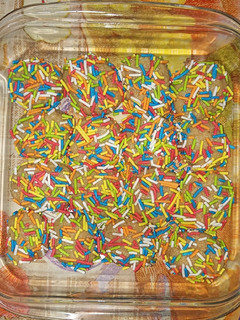 Una foto de Bolitas de galletas y chispitas de colores