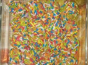 Una foto de Bolitas de galletas y chispitas de colores