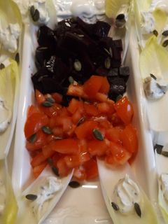Una foto de Endibias con crema de queso y tahini con semillas de sésamo negro