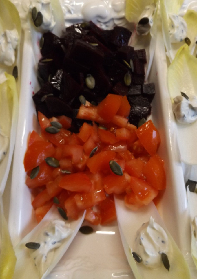 Una foto de Endibias con crema de queso y tahini con semillas de sésamo negro