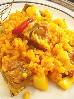 Una foto de Arroz con sepia y alcachofas