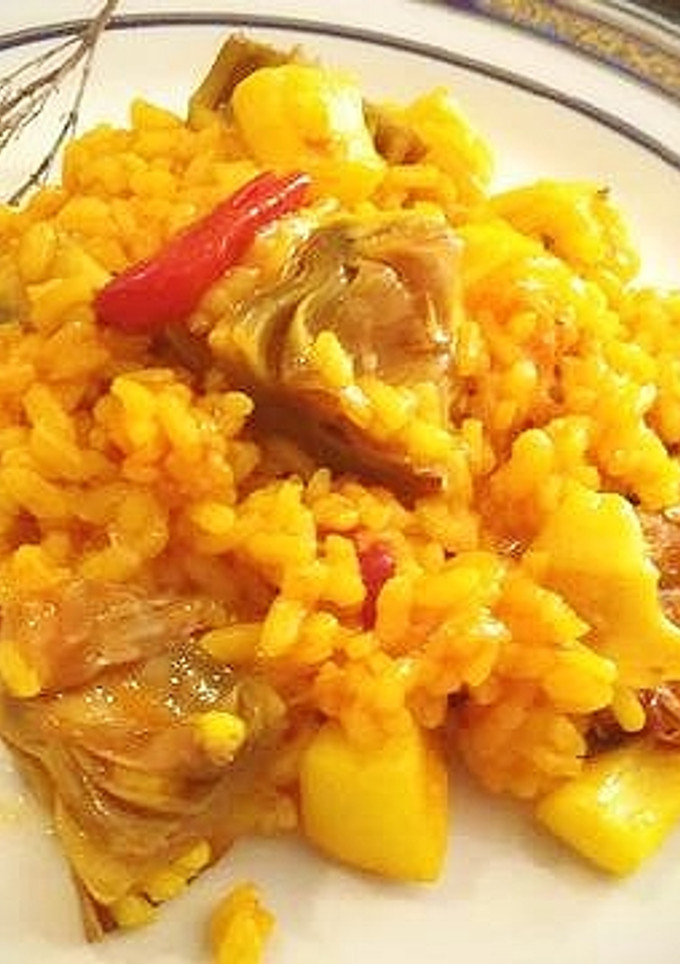 Una foto de Arroz con sepia y alcachofas