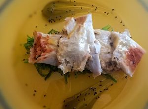 Una foto de Canelón de bacalao desalado, con verduras y bechamel de mejillón