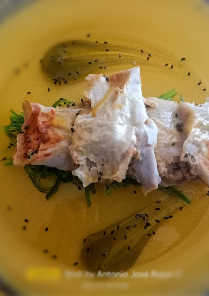 Una foto de Canelón de bacalao desalado, con verduras y bechamel de mejillón