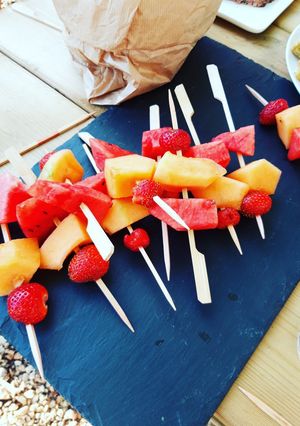 Une photo de Brochettes vitamines pour un apero, melon, pastèque, fraises