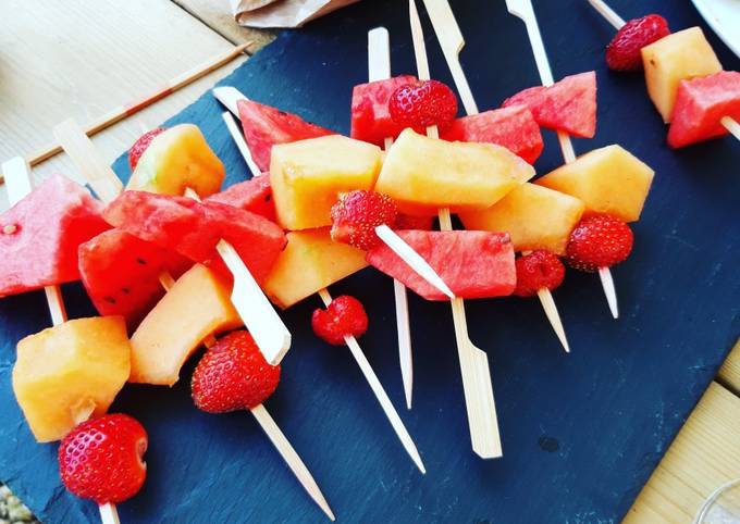 Brochettes vitamines pour un apero, melon, pastèque, fraises