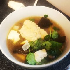 Salmon miso soup A picture of Salmon miso soup.