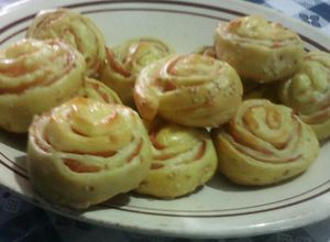Una foto de Rollitos de paleta, queso y semillas de sésamo con masa casera