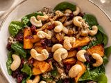 Ensalada de quinoa con arándanos secos, calabaza asada y cebolla caramelizada