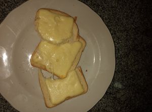 Una foto de Pan tostado Con Queso 🍞🧀 (en freidora de aire)