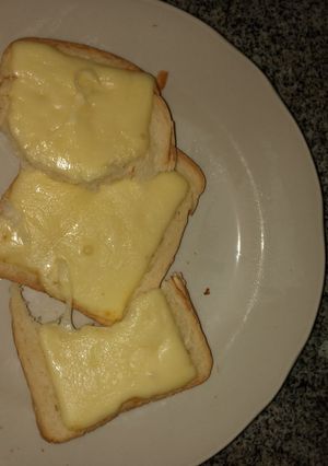 Una foto de Pan tostado Con Queso 🍞🧀 (en freidora de aire)