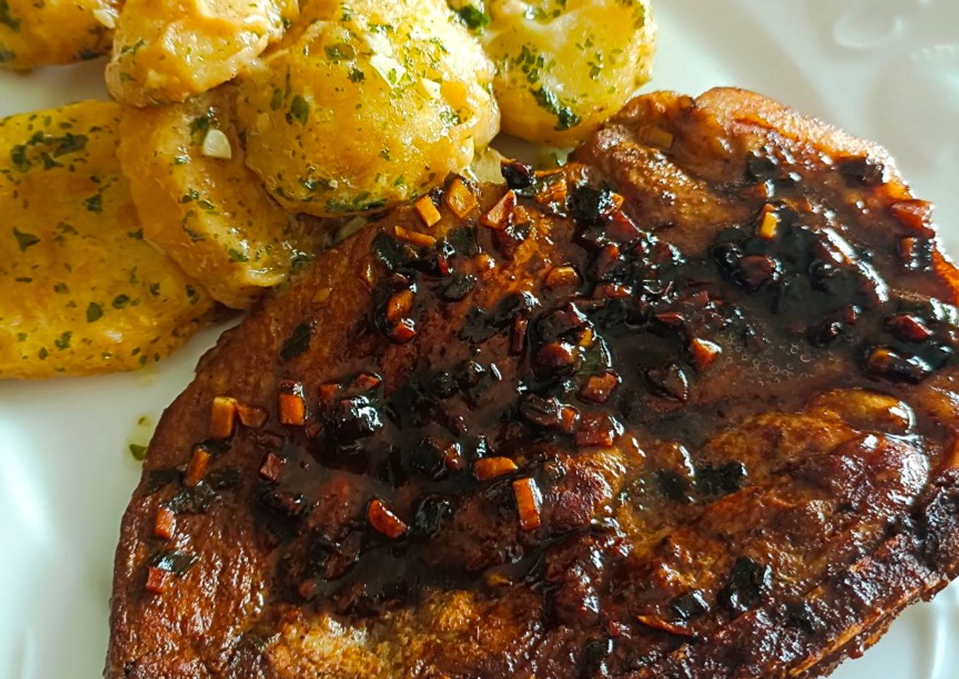Chuletas al sillao con patatas a la importacia