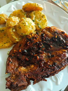 Una foto de Chuletas al sillao con patatas a la importacia